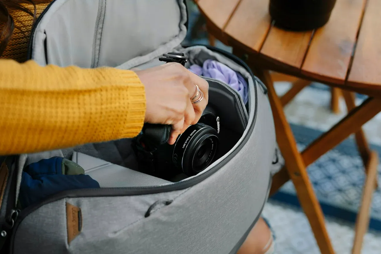 peak-design-everyday-backpack-20l-gunluk-kullanim-ve-kamera-ekipmanlari-icin-sirt-cantasi-asimetrik-e-ticaret-gorsel2